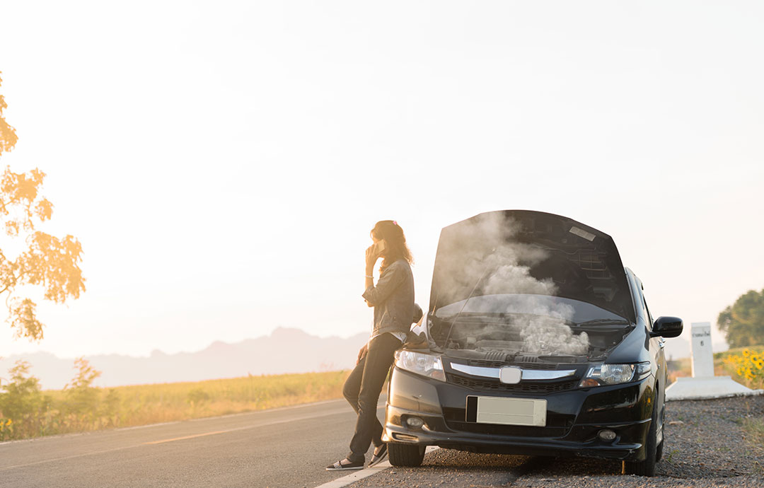 車が故障して困っている女性
