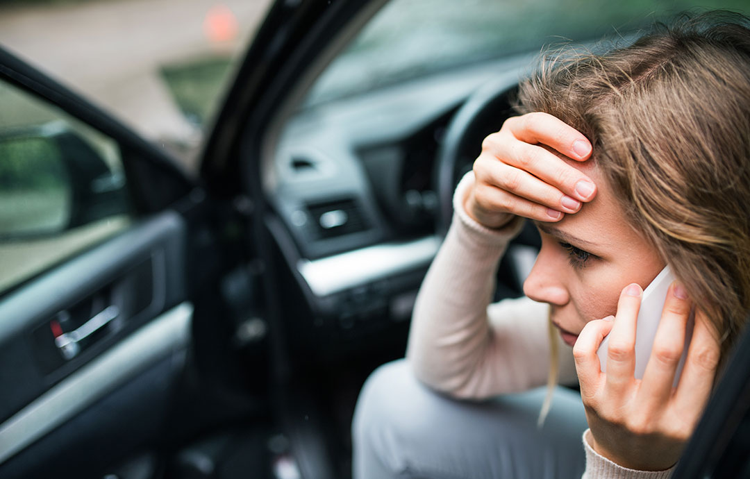 車の中で電話する女性