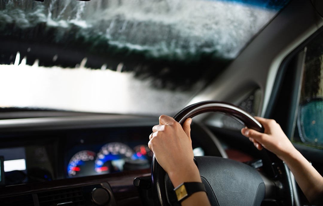 洗車中の車内