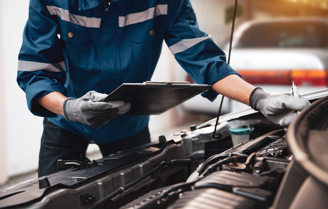 ボンネットの中を点検する男性