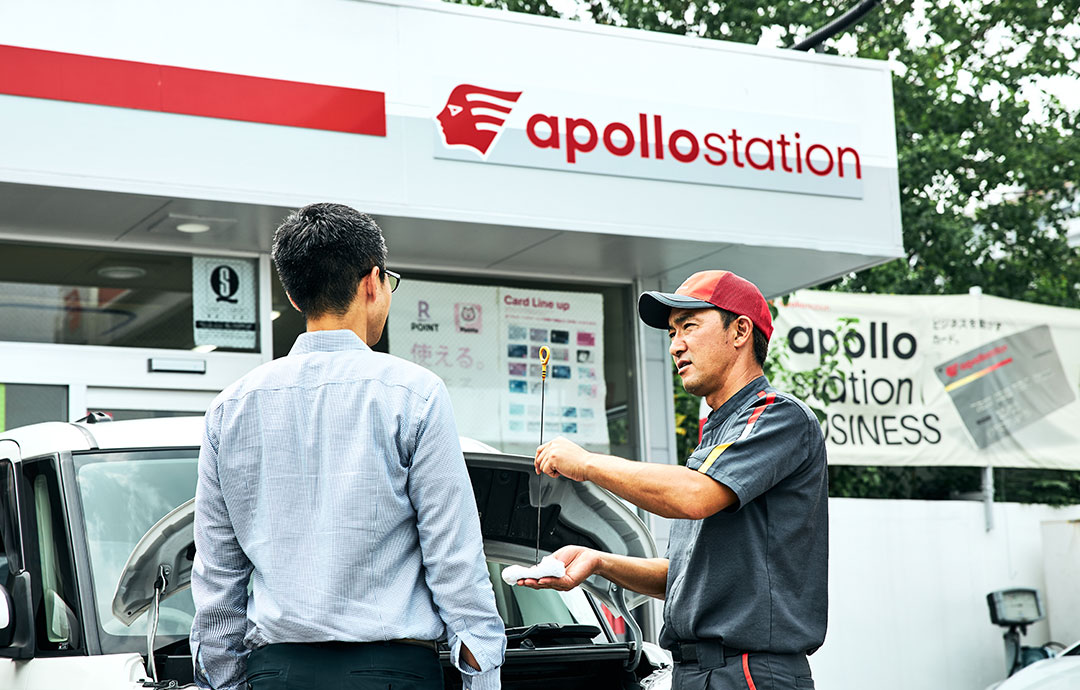 接客するapollostationのスタッフ