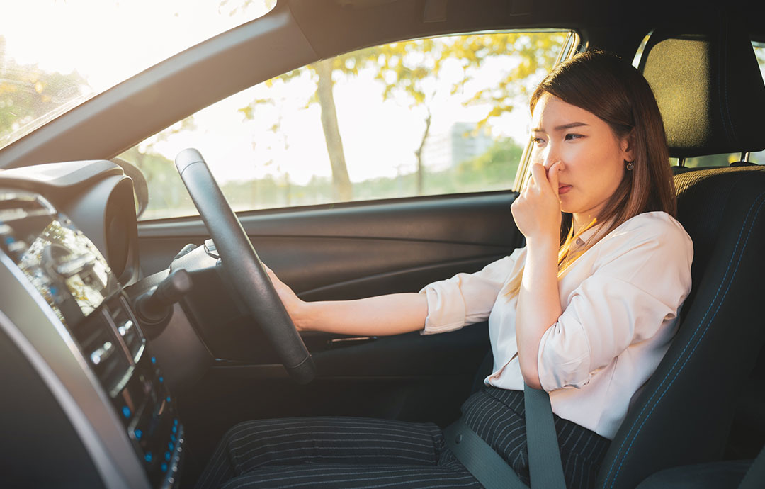 車内が臭う女性