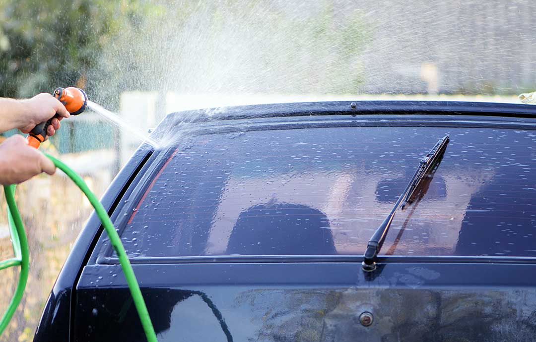 ホースで車に水をかける