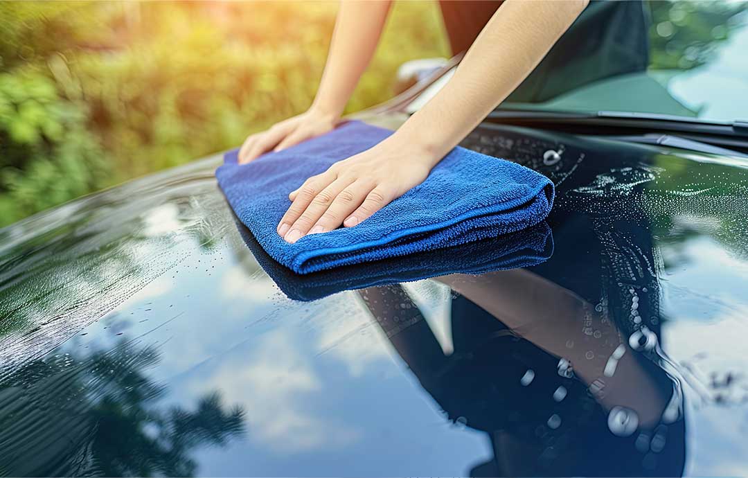 カーボディを拭き上げる