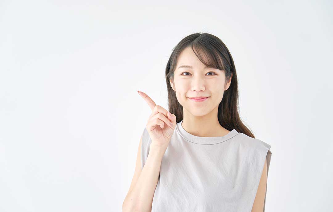 指さしをする女性