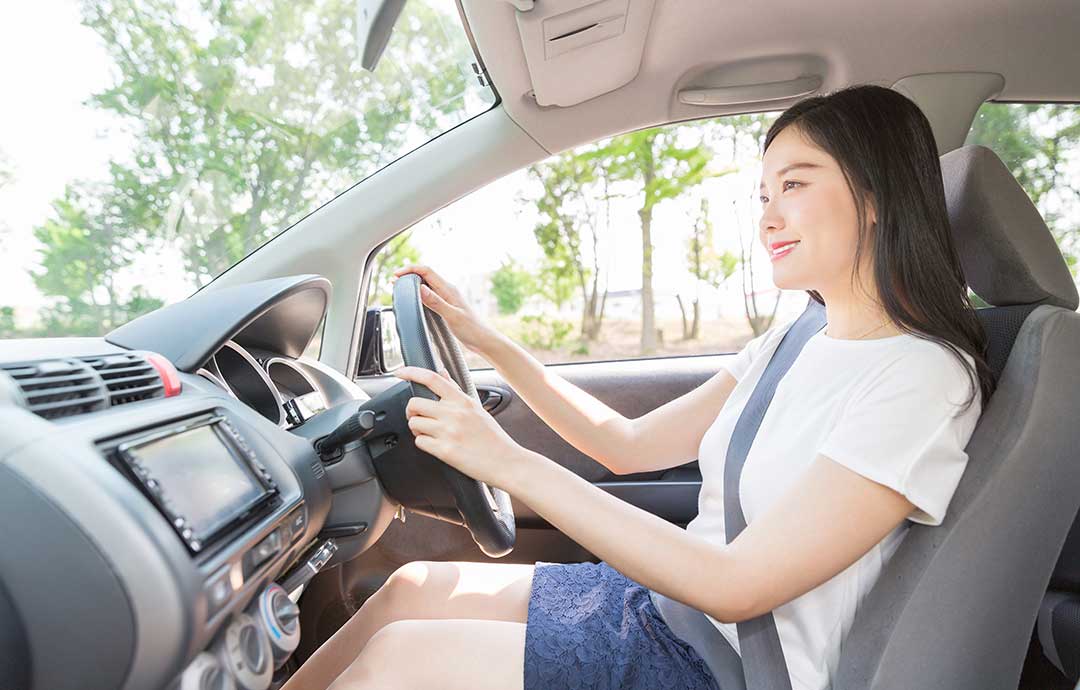 運転する女性