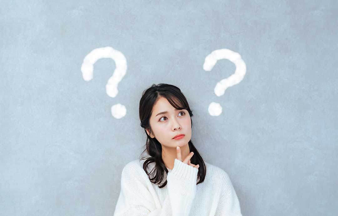悩む女性とはてなマーク