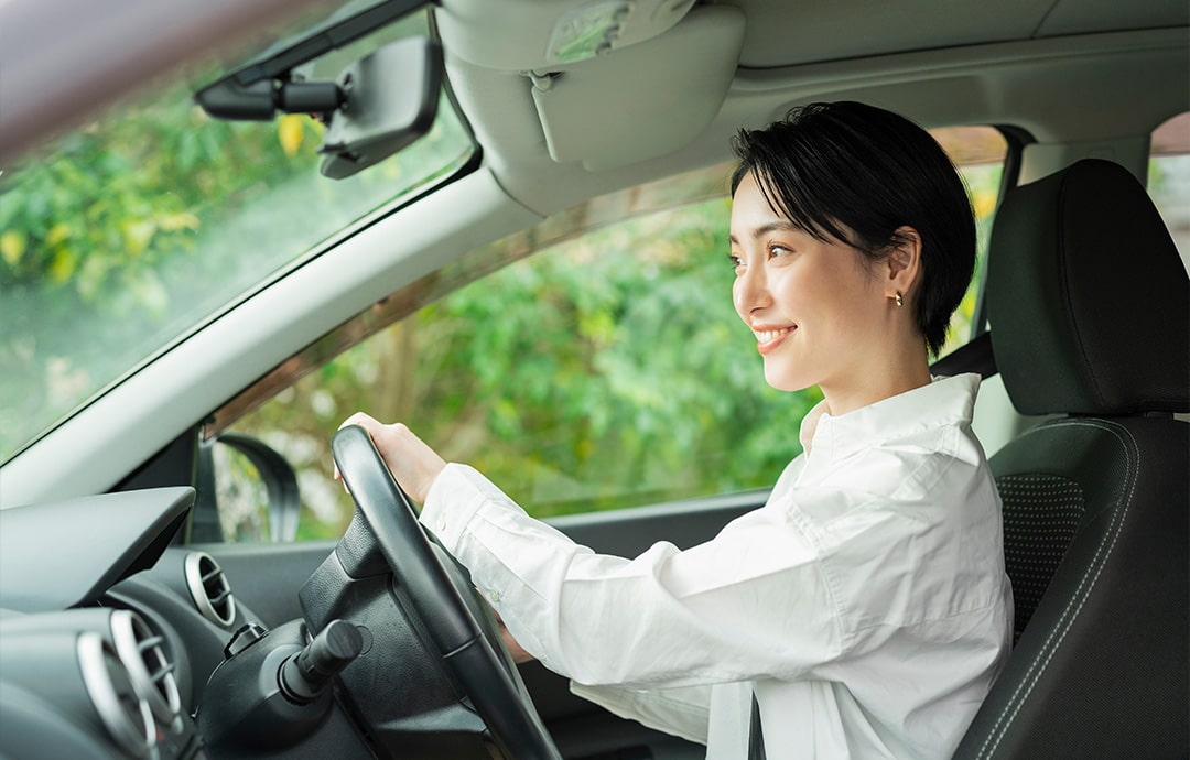 運転する女性