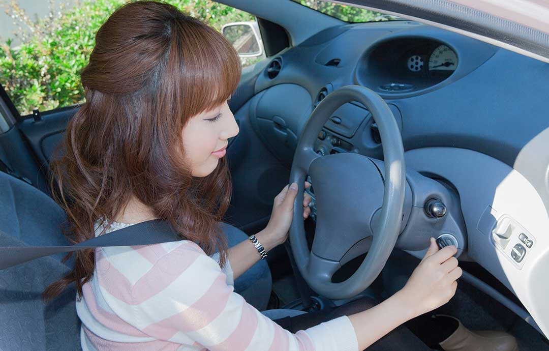 エンジンをかける女性