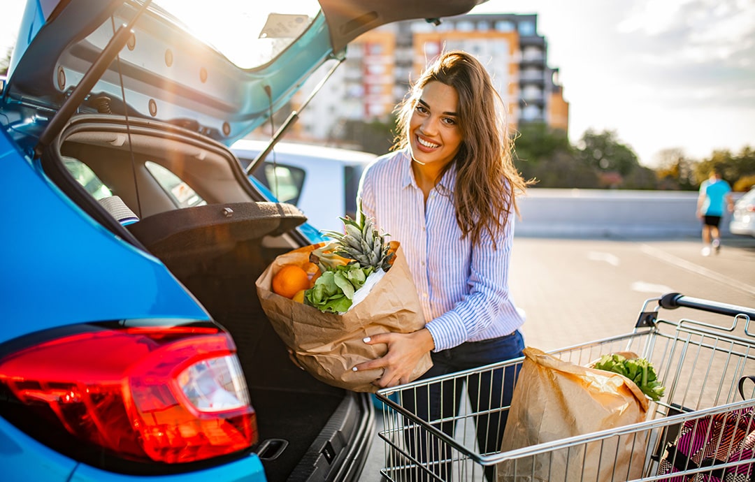 車に荷物を乗せる女性
