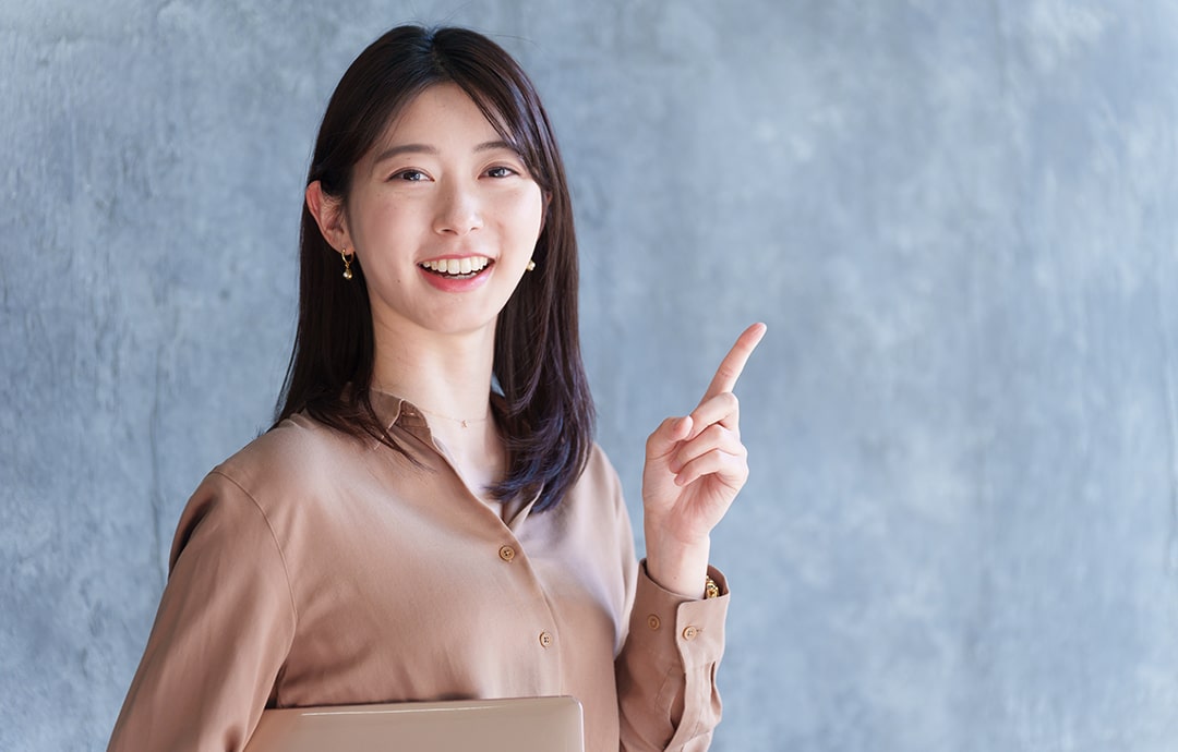 指差しする女性