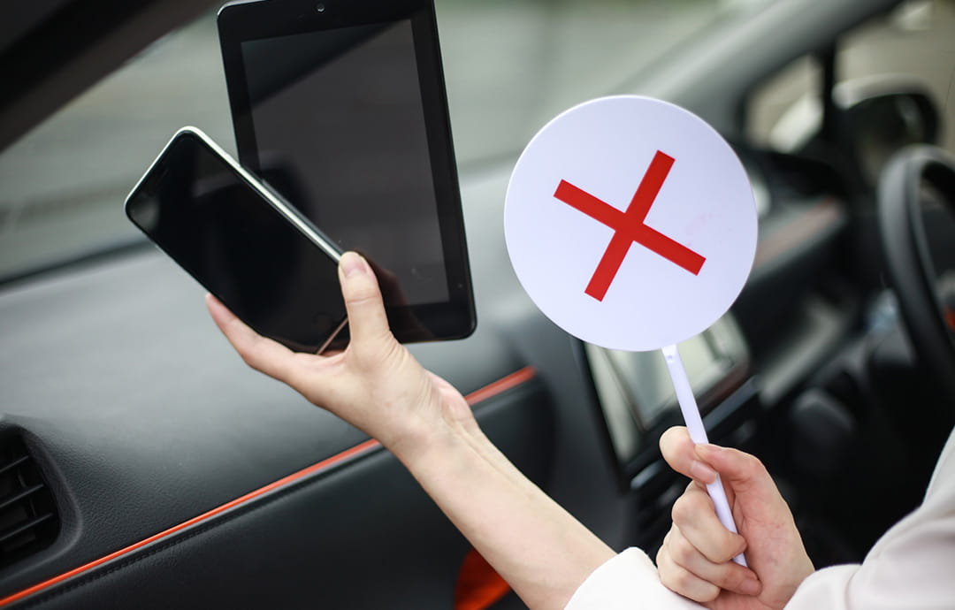 車内のスマホとバツ印